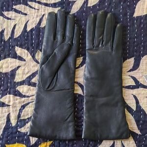 Bloomingdale's Black Leather Cashmere Lined Gloves Size 7.5 NWOT.